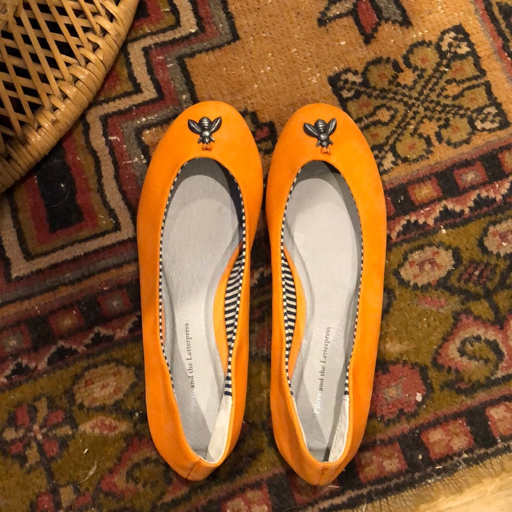 Pilcro & the Letterpress Orange w/ Bee Charm- 7M